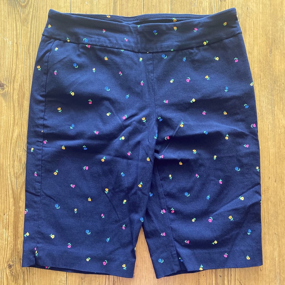 Counterparts Women’s Stretch Pull On Bermuda Shorts. Navy Floral Print. Size 12